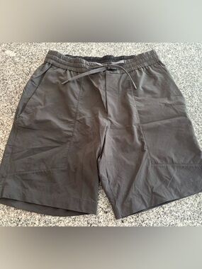 LuluLemon Men's Gray Drawstring Casual Shorts - Excellent Used Condition